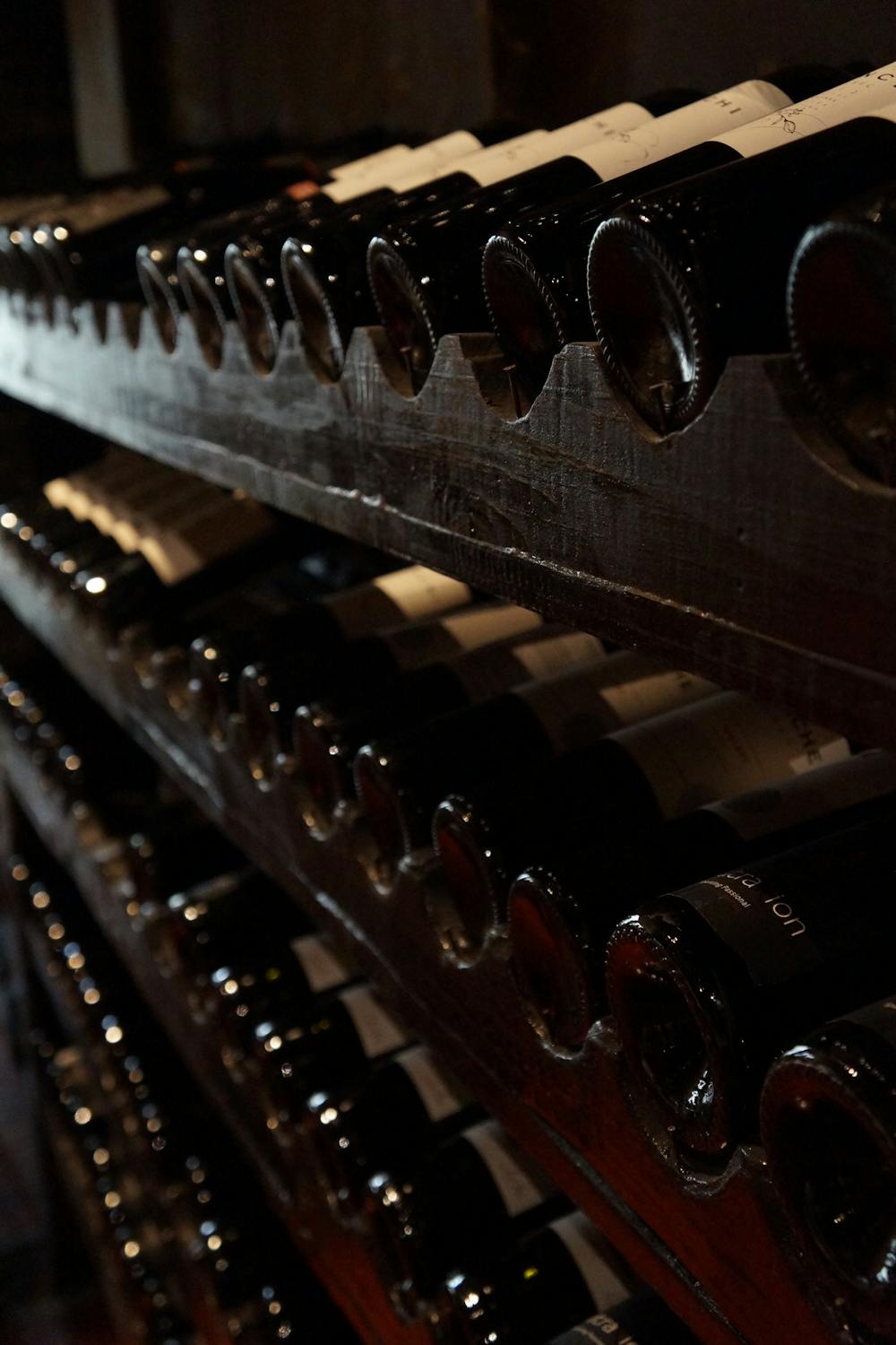 cantina con bottiglie di vino